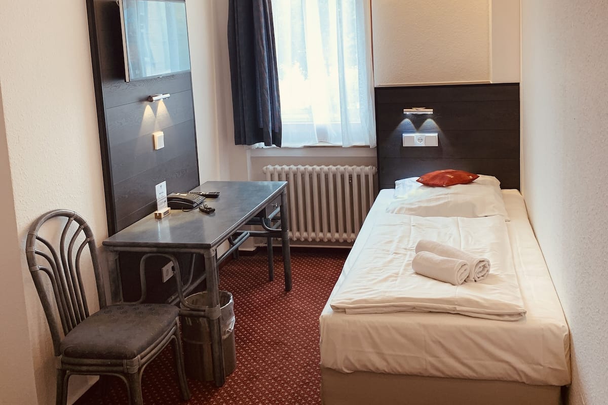 Single Room | Living area | Flat-screen TV