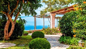 A garden pathway leading to a pergola with a view of the sea. - Tenuta del Poggio Antico (Forio)
