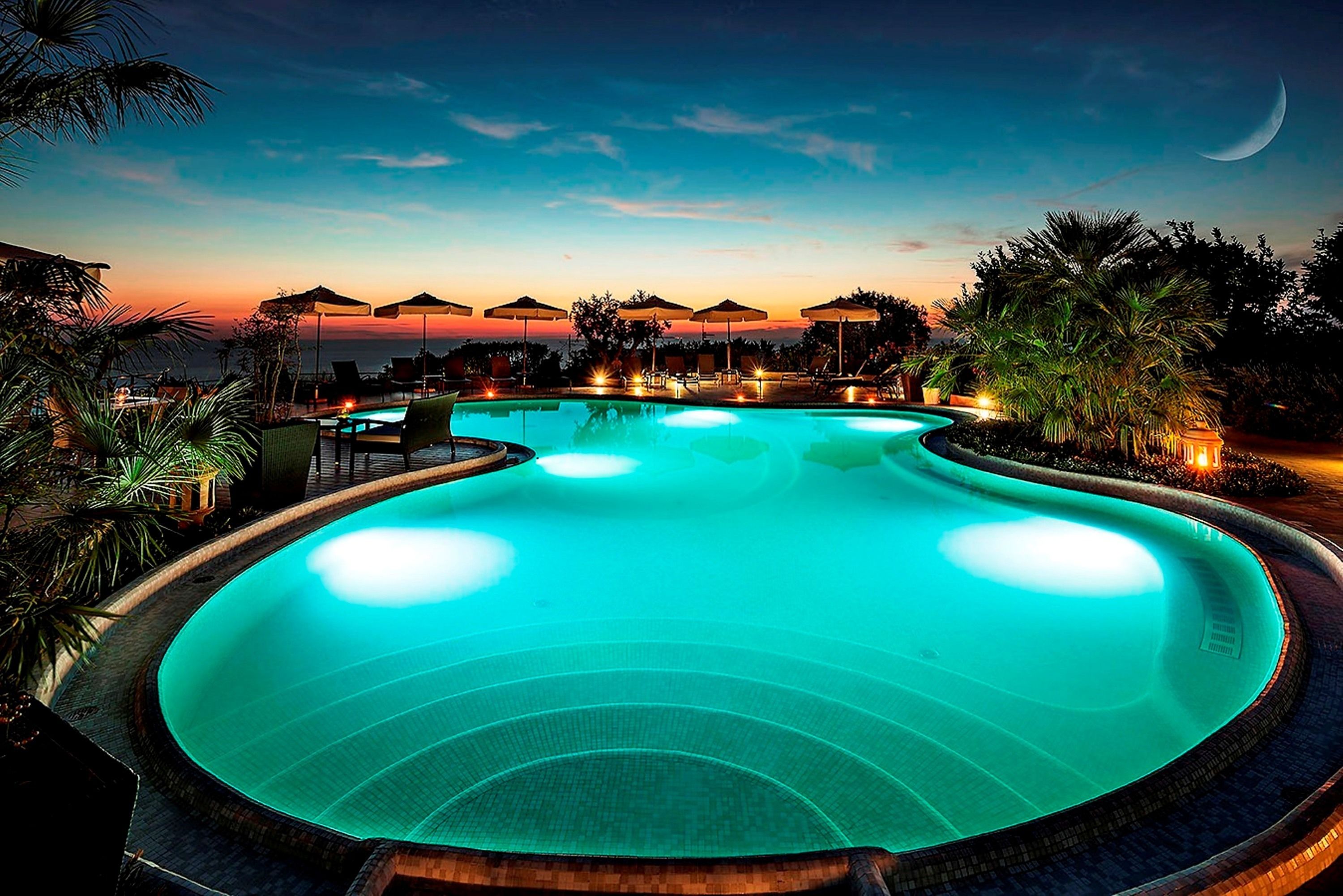 Piscina externa, guarda-sóis, espreguiçadeiras