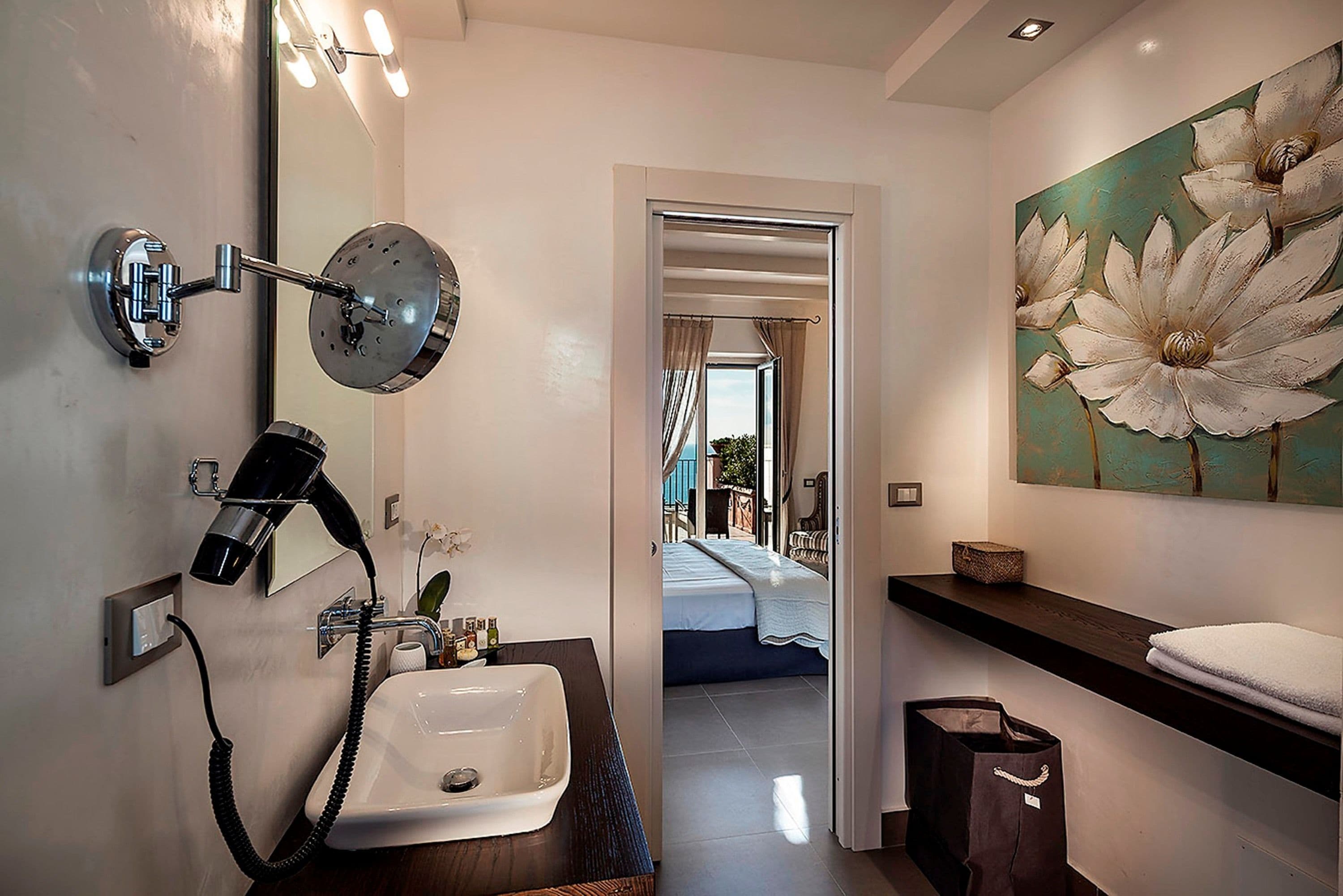 Doppia Deluxe, balcone, vista mare | Bagno | Doccia, set di cortesia gratuito, asciugacapelli, accappatoio