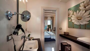 Doppia Deluxe, balcone, vista mare | Bagno | Doccia, set di cortesia gratuito, asciugacapelli, accappatoio
