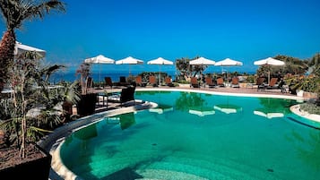 Piscine extérieure, parasols de plage, chaises longues