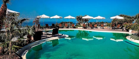 Piscine extérieure, parasols de plage, chaises longues