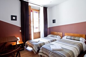 Tabla de planchar con plancha, wifi gratis y ropa de cama 