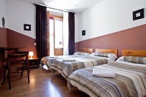 Tabla de planchar con plancha, wifi gratis y ropa de cama