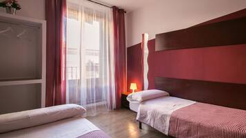 Tabla de planchar con plancha, wifi gratis y ropa de cama