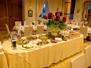 Daily buffet breakfast (PLN 120 per person)