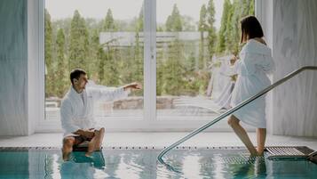 Piscine couverte, cabanons gratuits, chaises longues