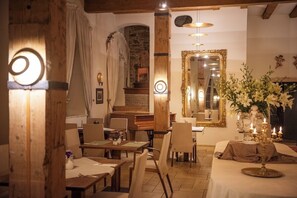 供应早餐、午餐和晚餐，地区菜，花园景观