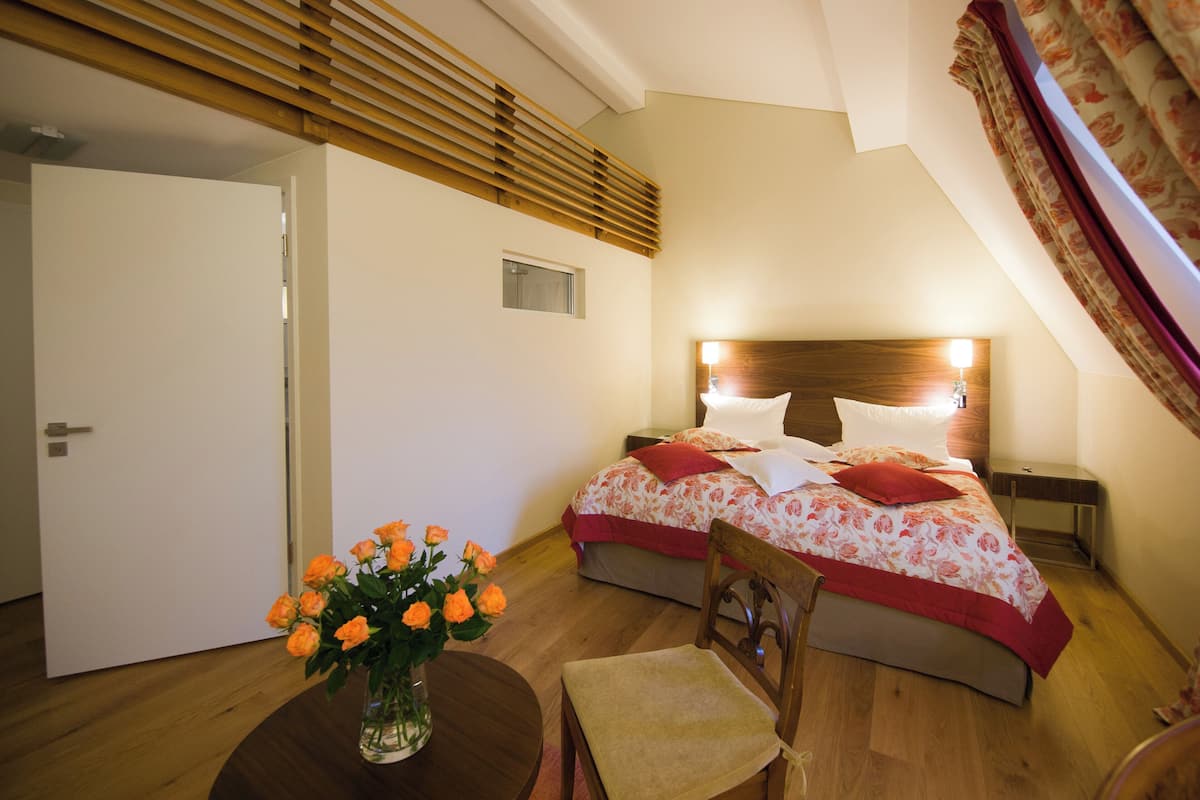 Habitación doble clásica, vista al parque | Minibar, caja de seguridad en la habitación y decoración personalizada
