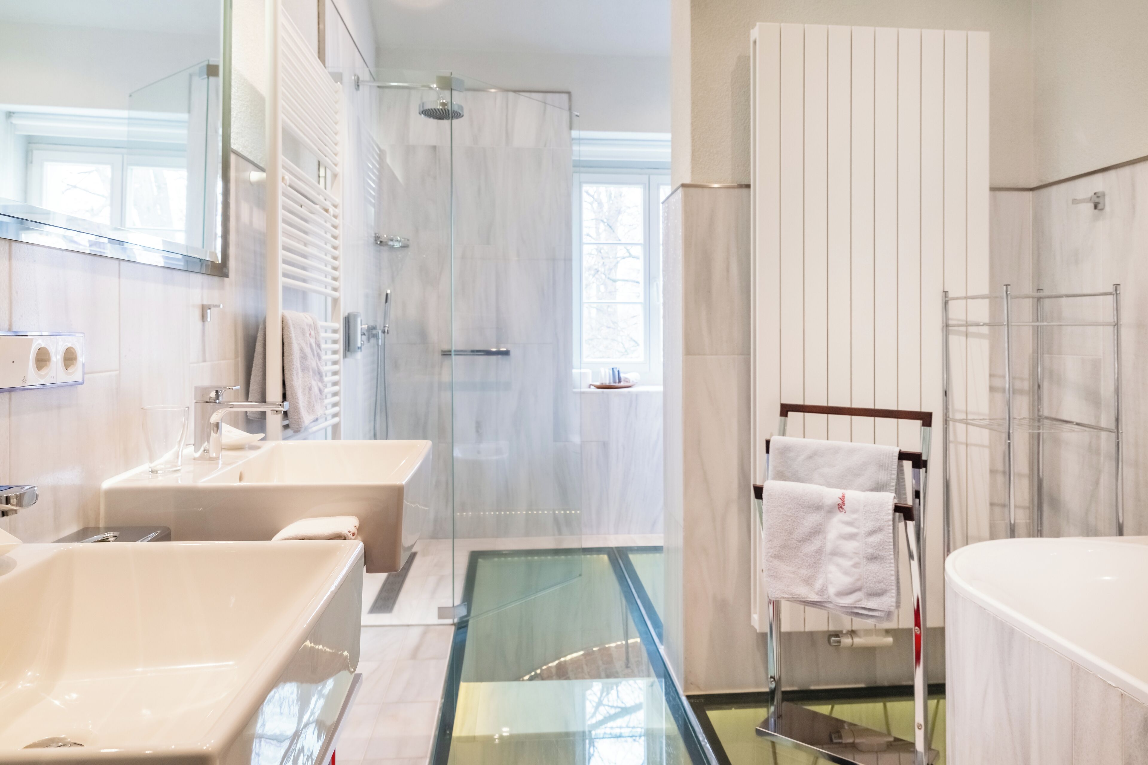 executive suite, park view | bathroom | hydromassage showerhead, designer toiletries, hair dryer, dressing gowns