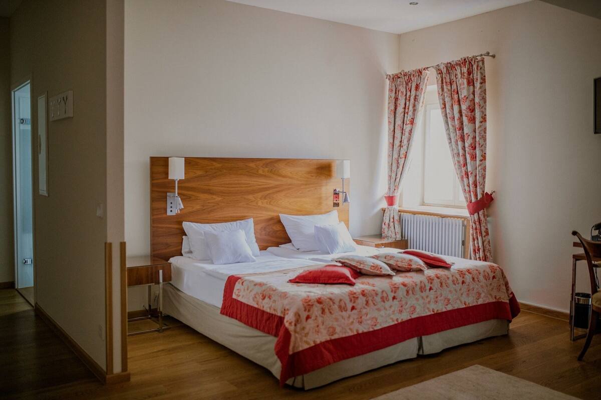 Superior Double Room, Park View | Minibar, in-room safe, blackout drapes, soundproofing
