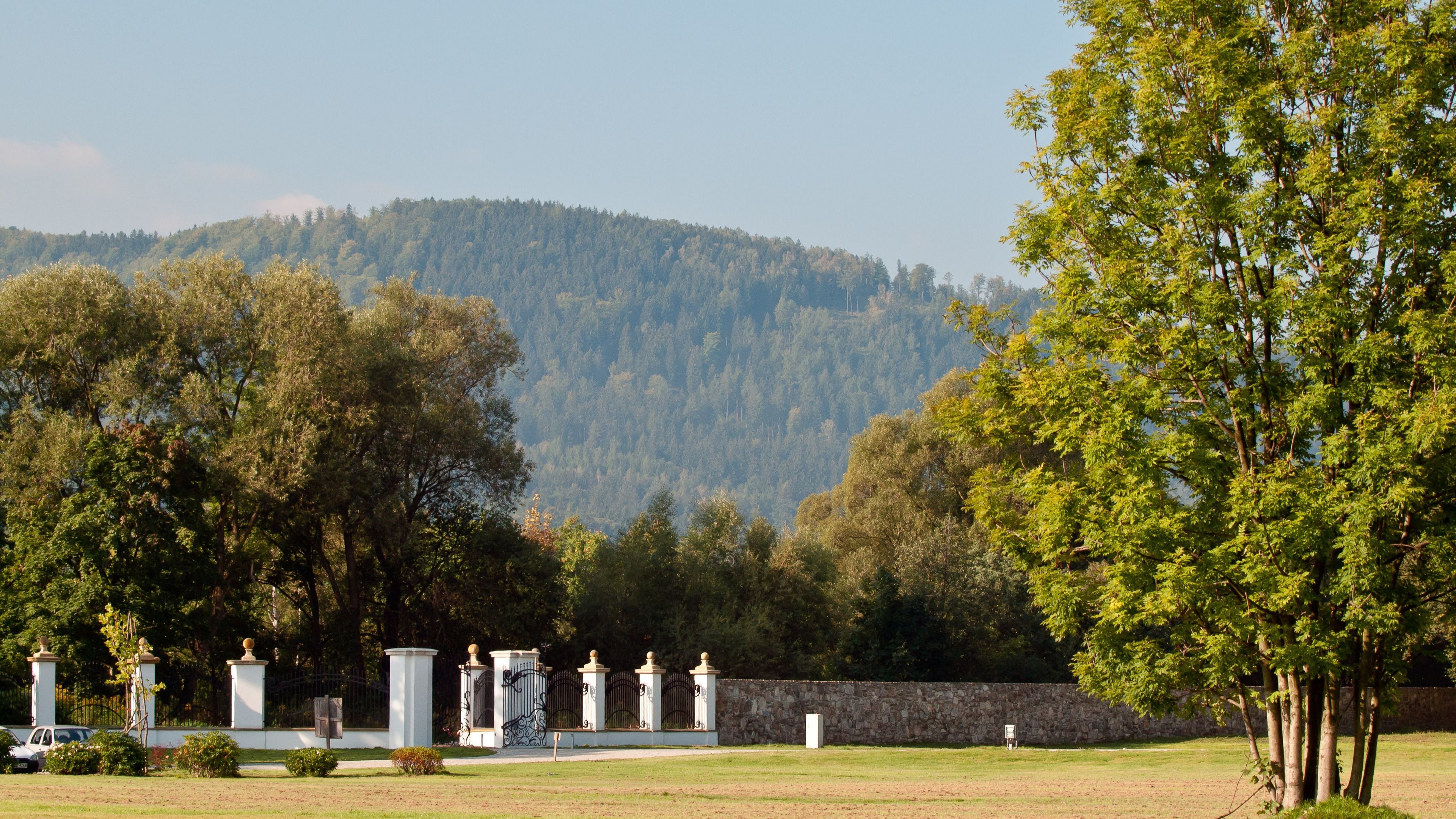 المنطقة المحيطة بالمنشأة