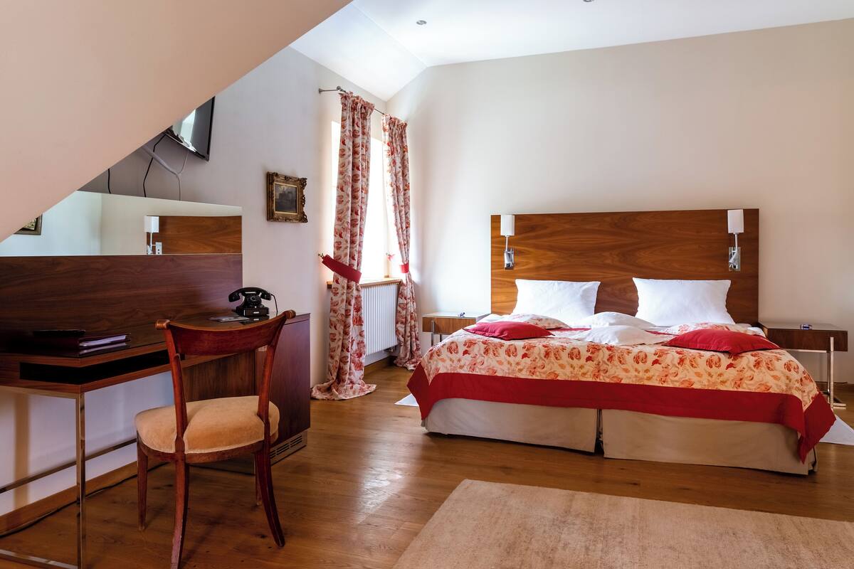 Executive Suite, Park View | Minibar, in-room safe, blackout drapes, soundproofing