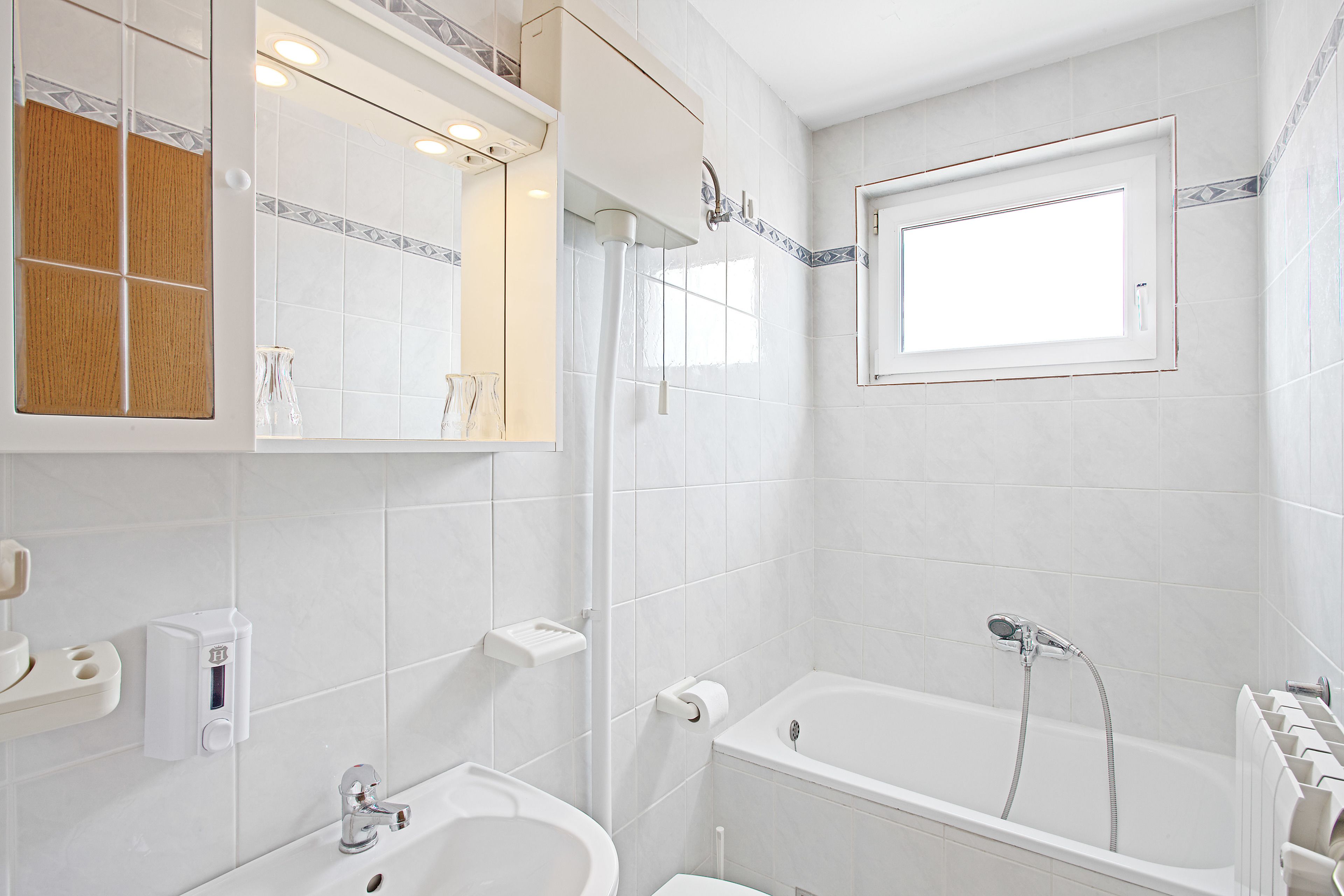 comfort apartment, 1 bedroom, balcony, sea view | bathroom shower