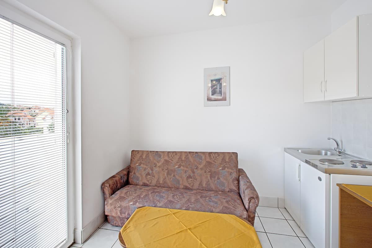 comfort apartment, 1 bedroom, balcony, sea view | living area | led tv