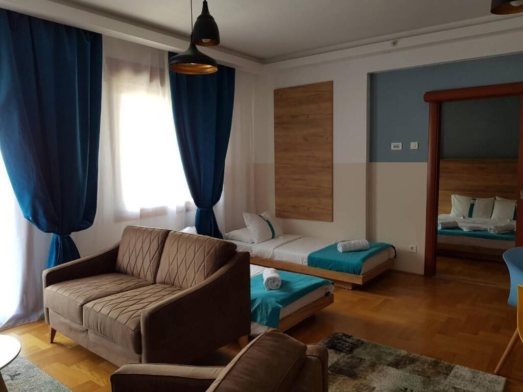 family room | minibar, in-room safe, free wifi