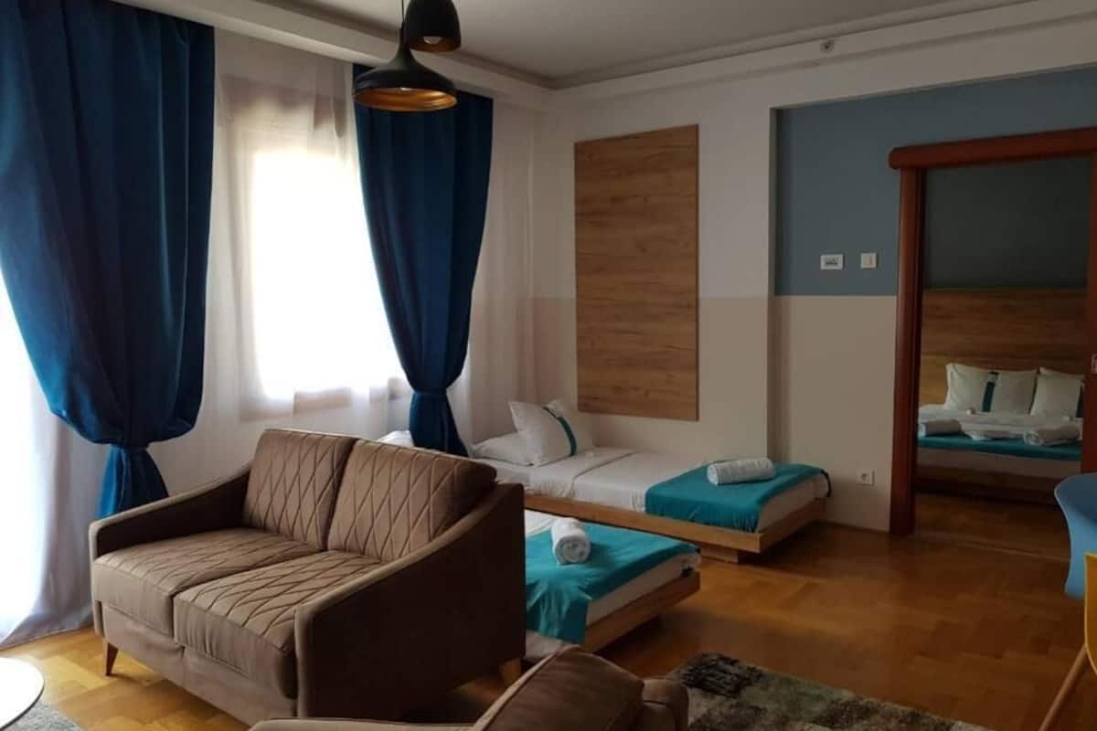 family room | minibar, in-room safe, free wifi