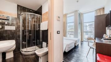 TvÄbÀddsrum Deluxe - eget badrum - utsikt mot kanalen | DuntÀcken, minibar, vÀrdeförvaringsskÄp pÄ rummet och unika möbler