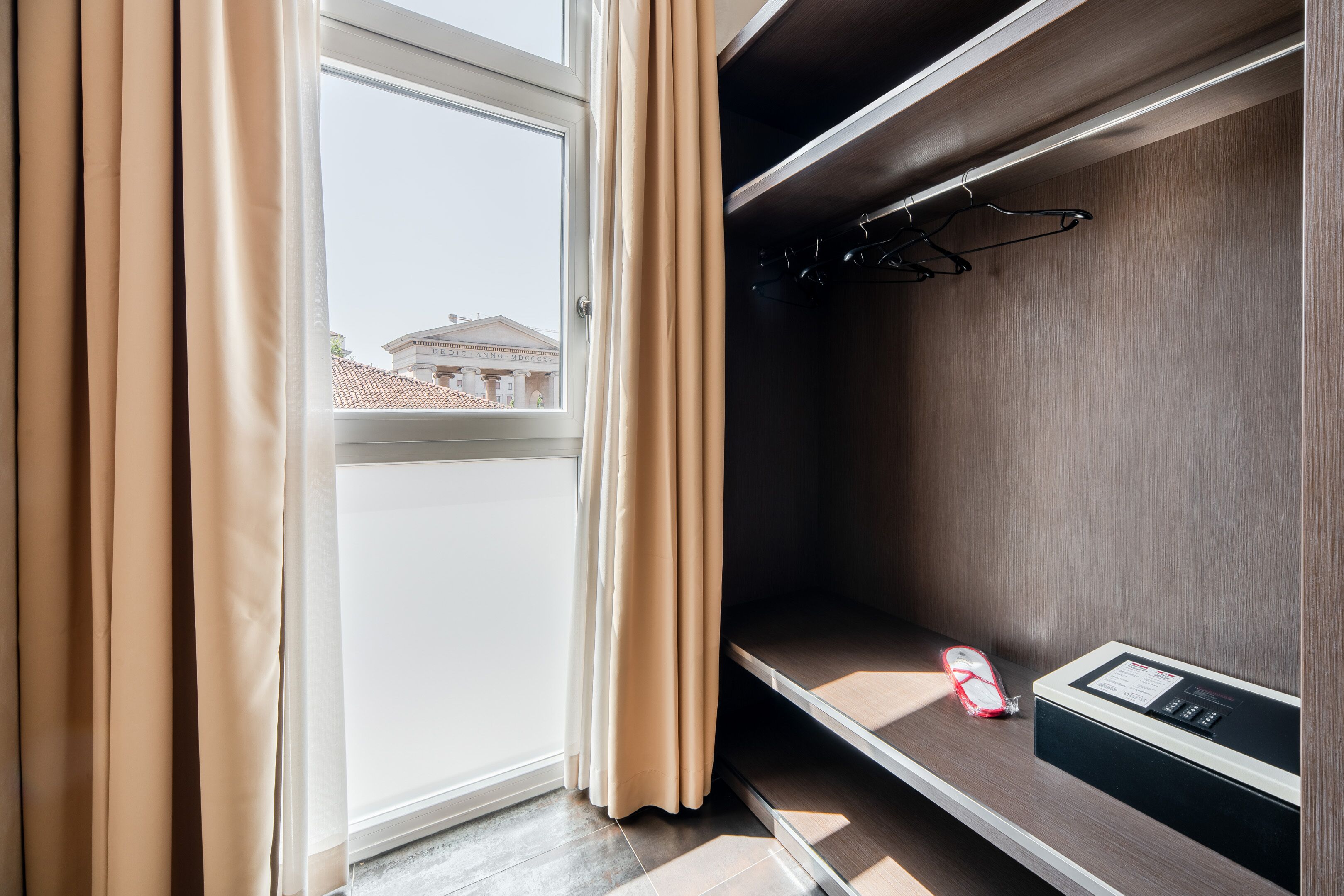 superior single room (french bed) | down duvets, minibar, in-room safe, individually furnished