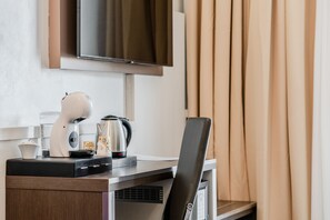 Suite junior, Terraza | Edredón, minibar y caja de seguridad en la habitación 