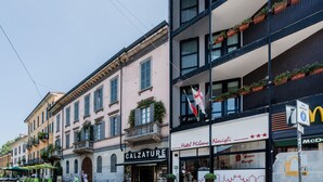A street view with a hotel named "Hotel Milano Navagio" and a store called "Calzature." - Hotel Milano Navigli (Milan)