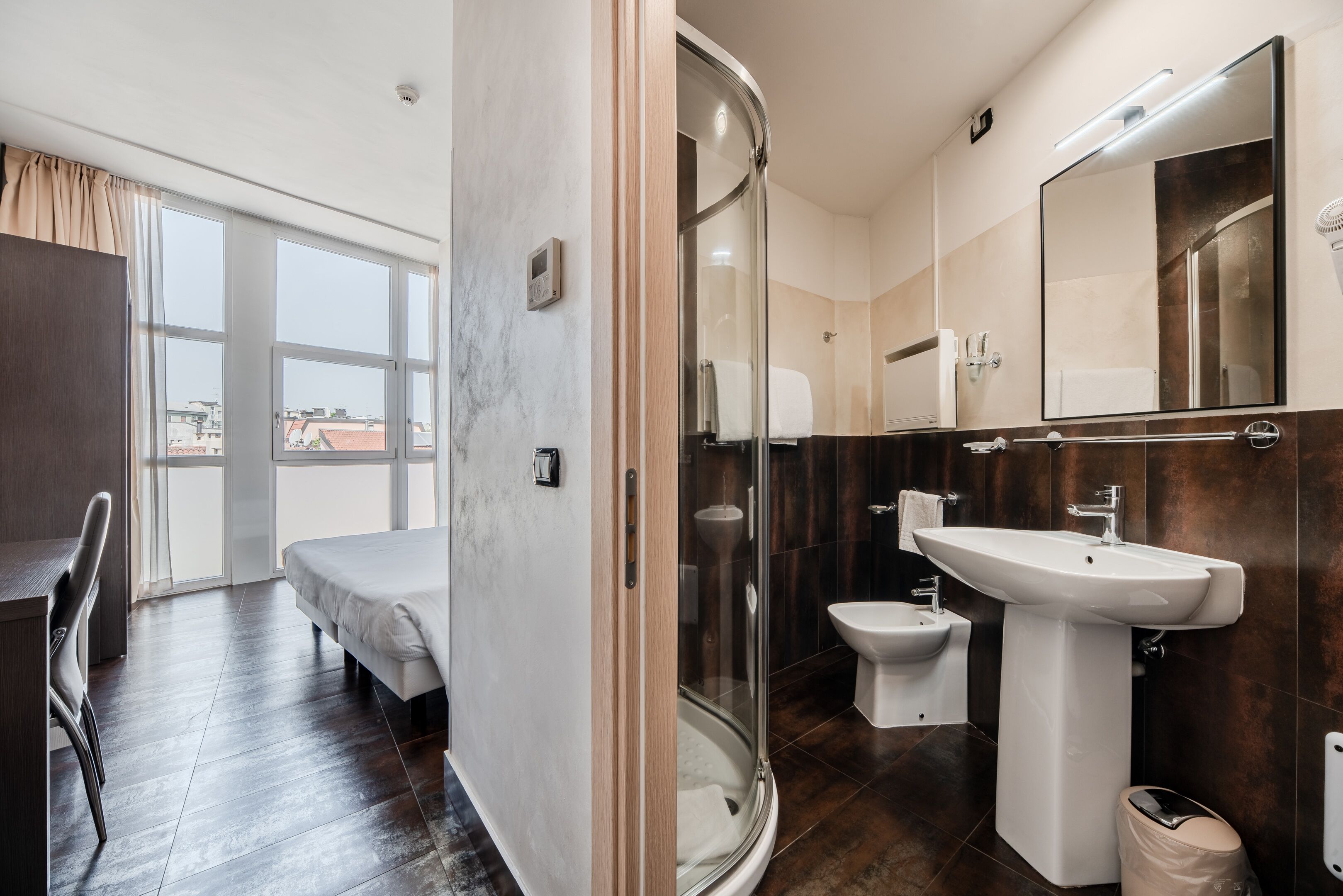 Quarto casal luxo, 1 cama King, suíte, vista para a cidade | Edredons de pluma, frigobar, cofres nos quartos