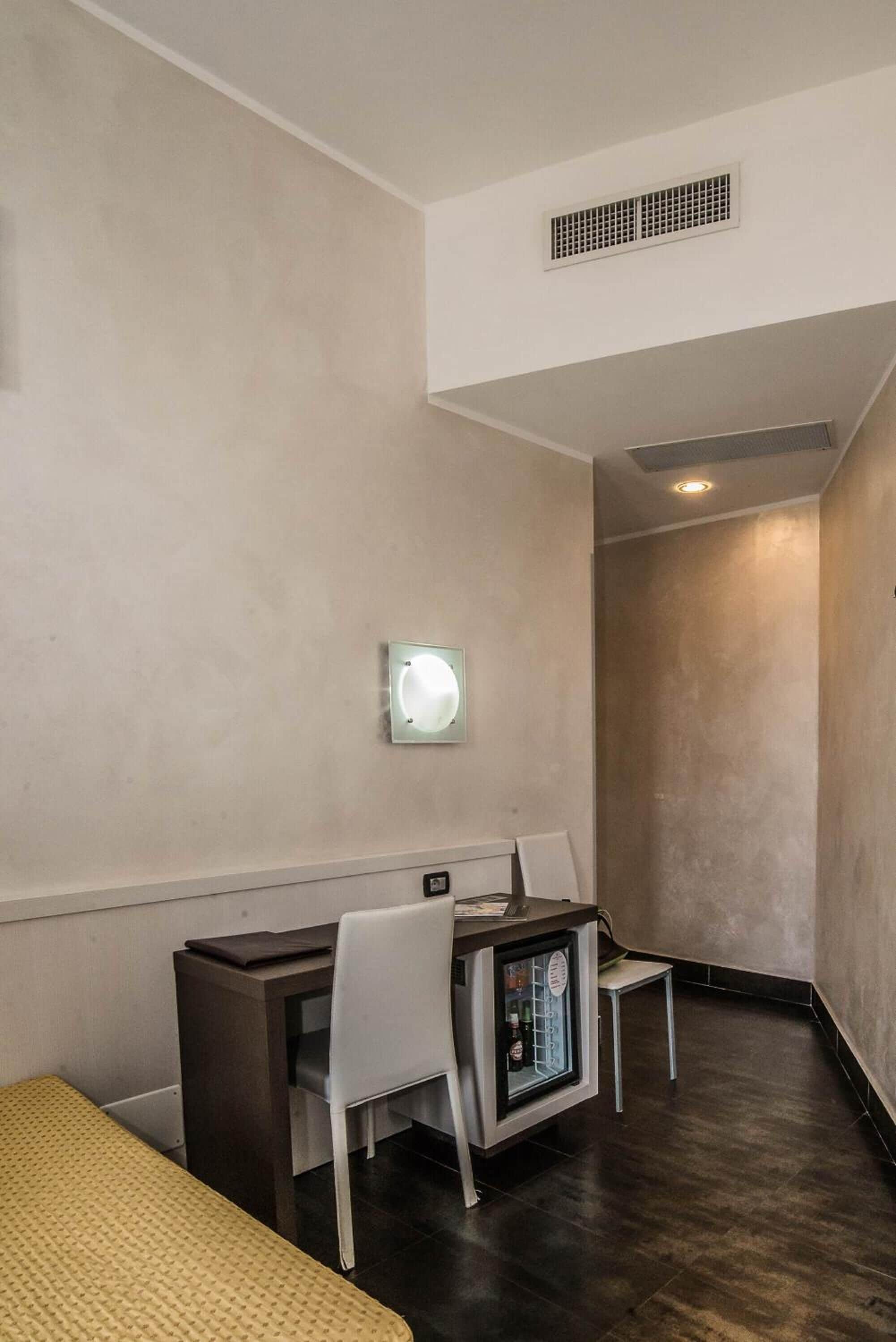 camera matrimoniale piccola | down duvets, minibar, in-room safe, individually furnished