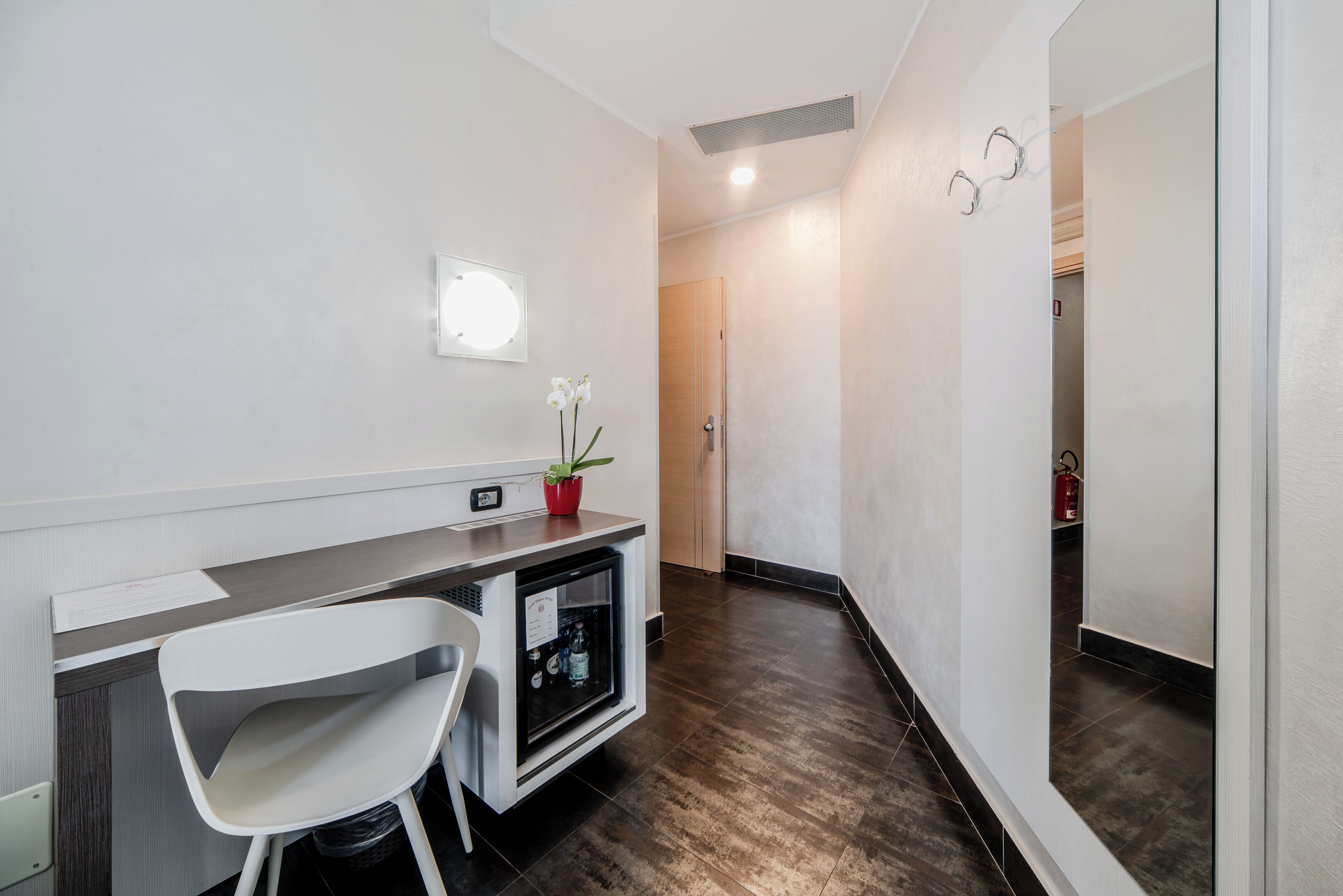 superior single room (french bed) | down duvets, minibar, in-room safe, individually furnished