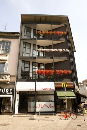 Vista frontal de la propiedad