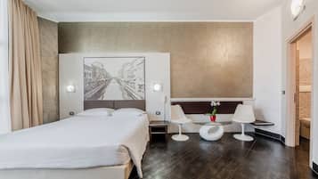 Juniorsvit - terrass | DuntÀcken, minibar, vÀrdeförvaringsskÄp pÄ rummet och unika möbler