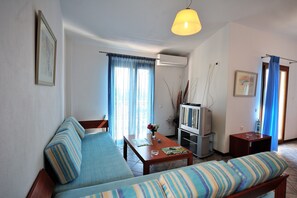 Maisonette Apartment, 2 Bedrooms - Sea View | 起居区 | LED 电视