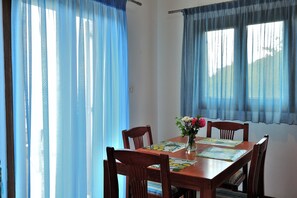 Maisonette Apartment, 2 Bedrooms - Sea View | 客房内用餐