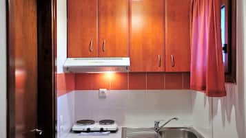 Full-size fridge, microwave, coffee/tea maker, cookware/dishes/utensils