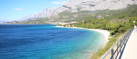 In Strandnähe, Sonnenschirme, Strandtücher, Massagen am Strand