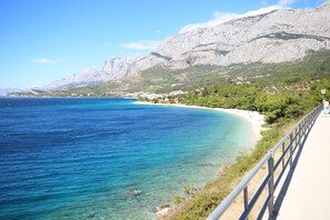 Gần bãi biển, dù trên bãi biển, khăn tắm biển, massage trên bãi biển 