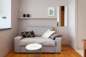 Tremannsrom – superior, balkong, sjøutsikt | Minibar, safe på rommet, skrivebord og strykejern/-brett