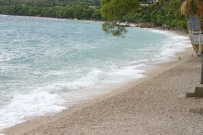 Beach nearby, beach umbrellas, beach towels, beach massages - Villa Vinka (Tucepi)