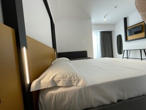 Minibar, caja de seguridad en la habitación y escritorio 