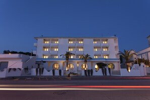 Fachada de la propiedad por la tarde o noche