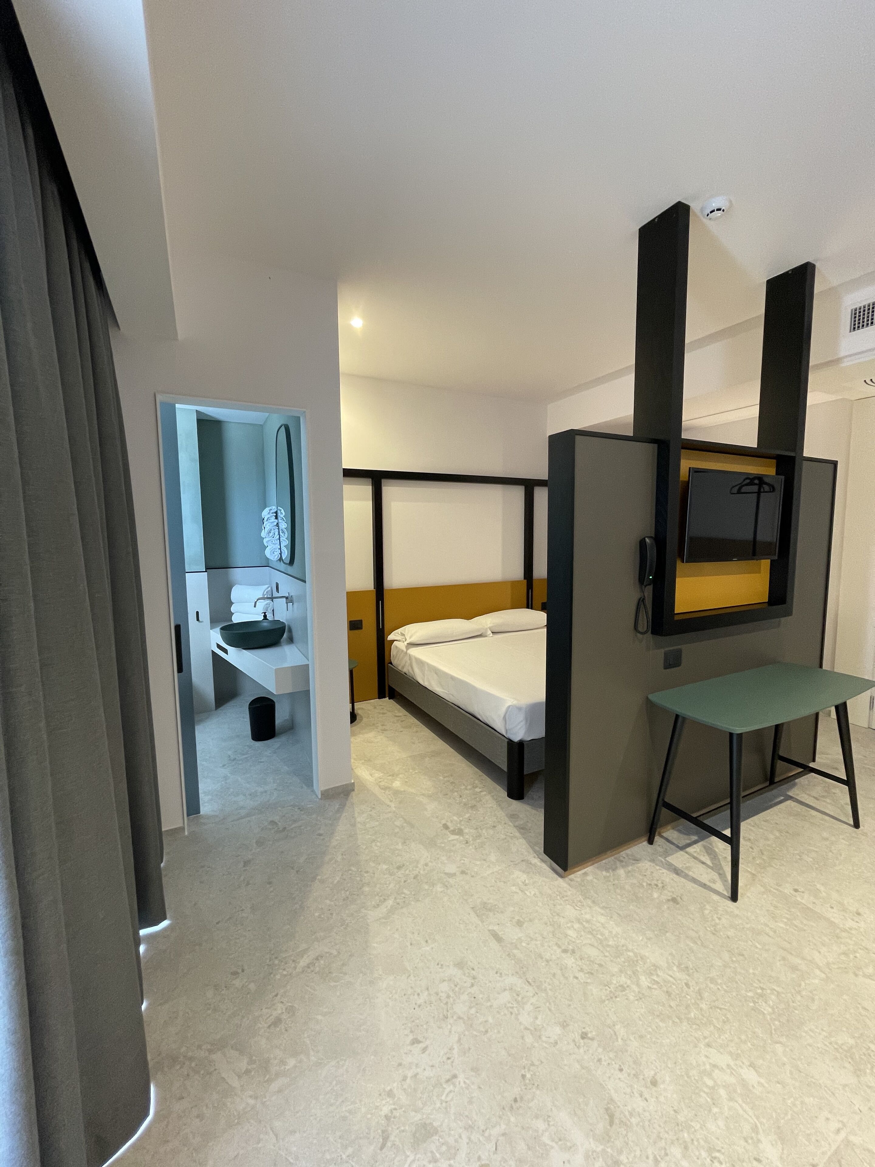 ميني بار وخزنة داخل الغرفة ومكتب وستائر تعتيم