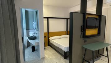 Vierbettzimmer, Meerblick | Minibar, Zimmersafe, Schreibtisch, Verdunkelungsvorhänge