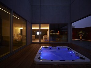 Indoor spa tub