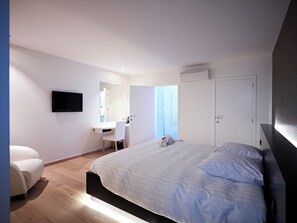 Deluxe Driepersonen | Premium bedding, minibar, in-room safe, desk - Aquabello (Roeselare)