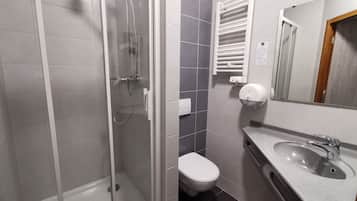 Business Room | Bathroom | Shower, hair dryer, towels