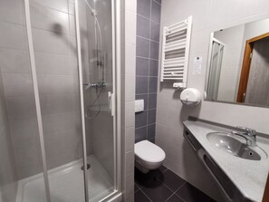 Business kamer | Badkamer | Een douche, een haardroger, handdoeken