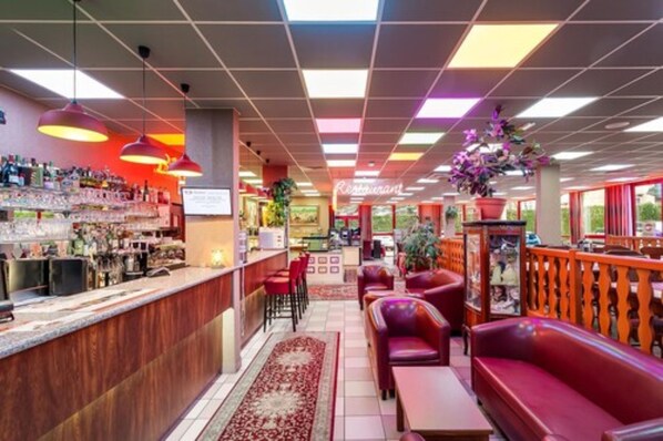 Breakfast, lunch and dinner served