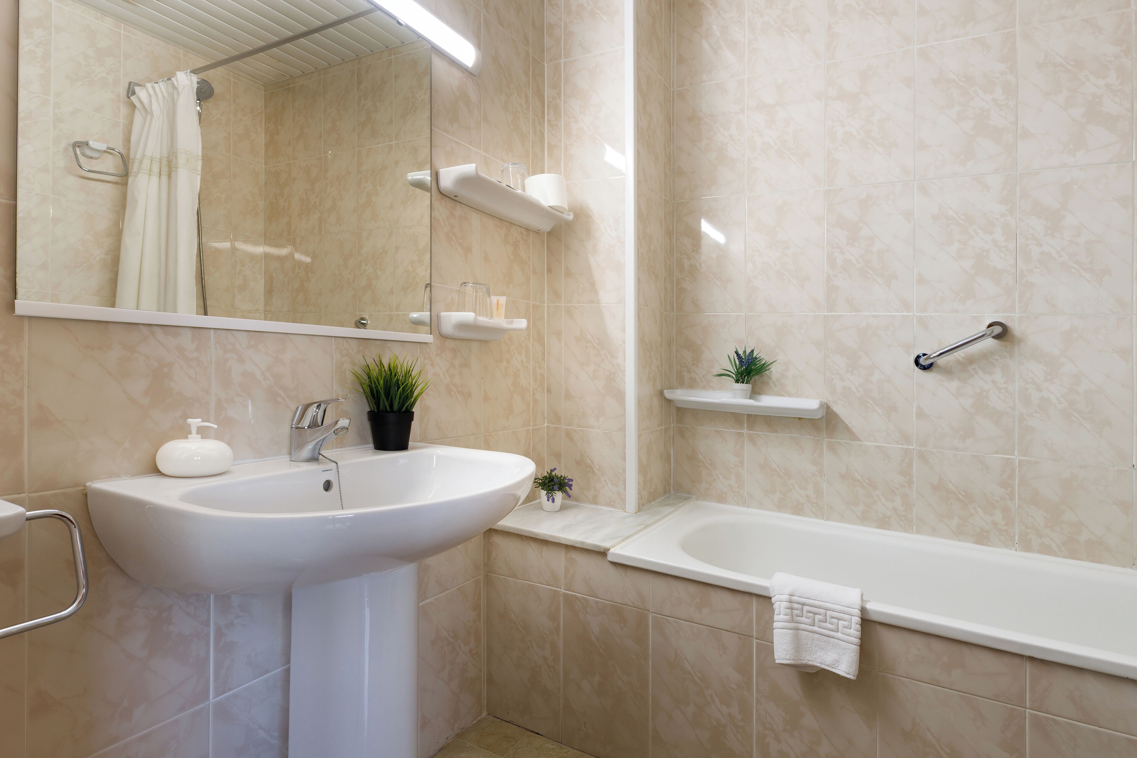 bathtub, deep-soaking bathtub, free toiletries, hair dryer