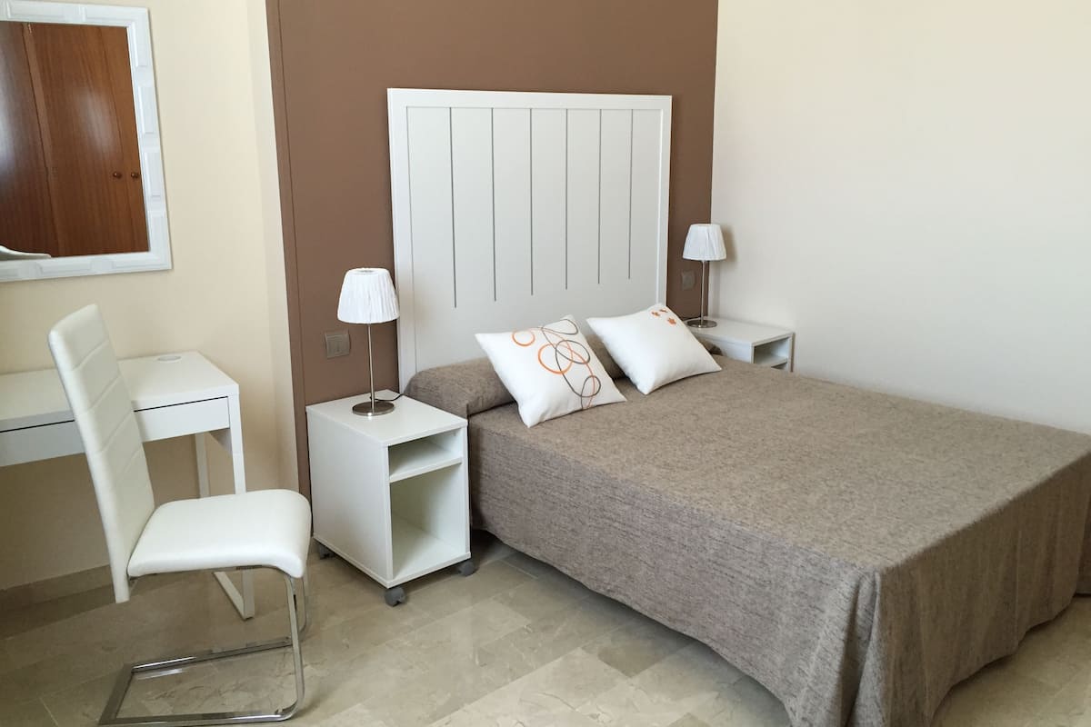 Coffres-forts dans les chambres, bureau, Wi-Fi gratuit, draps fournis