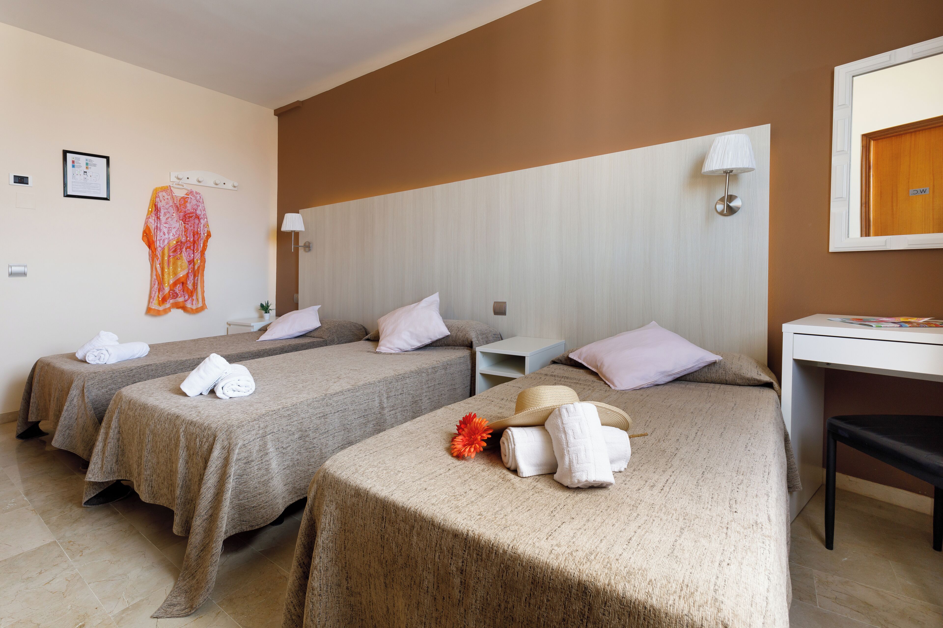 triple room | in-room safe, desk, free wifi, bed sheets